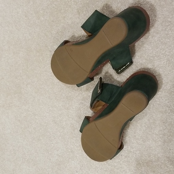 Used once green Bella Siba green slip in with adjustable bands. - Picture 7 of 11